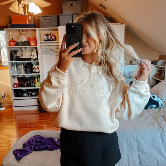 HAPPILY EVER AFTER OVERSIZE CREWNECK - Picture 2 of 2